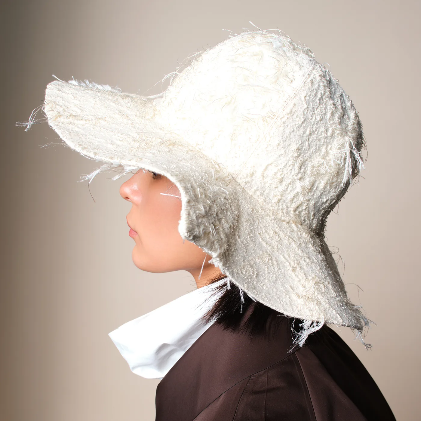 The Curve Paradox — Eggshell White (A)